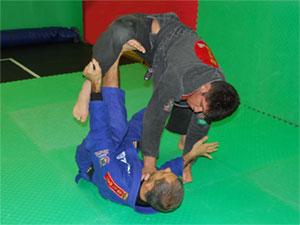 cross knee guard pass counter 4