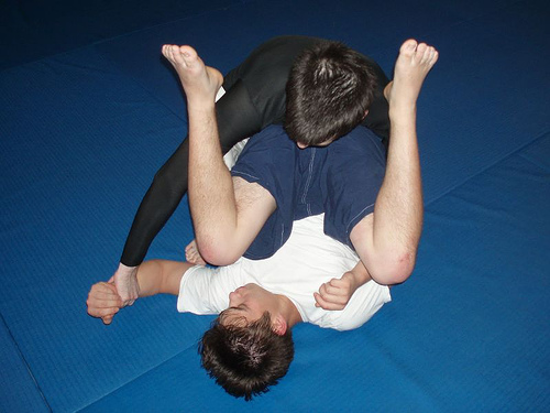 Quicky under legs guard pass to reverse omoplata