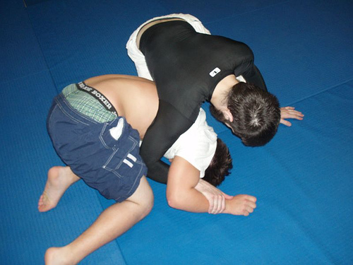 Quicky under legs guard pass to reverse omoplata