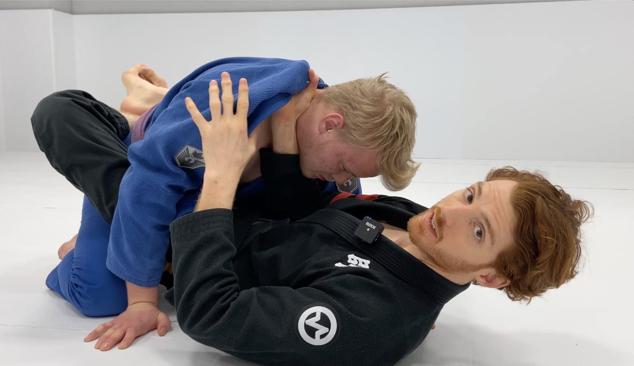 cross collar choke - the first attack from the cross collar grip in the closed guard system